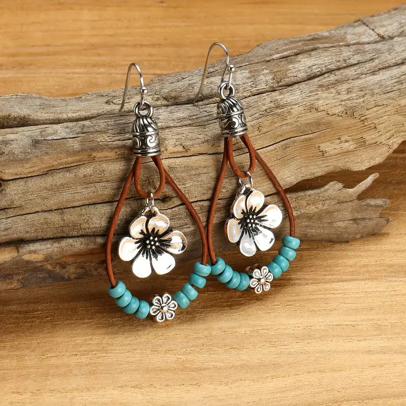 Vintage leren oorbellen met bloemenmotief | Witgoud