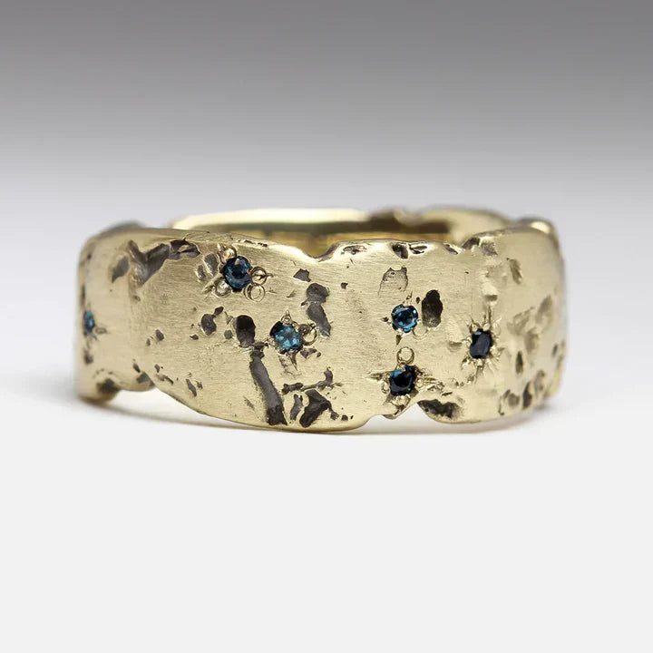 Antieke goudkleurige ring met gesmede blauwe kristallen inleg | Goud
